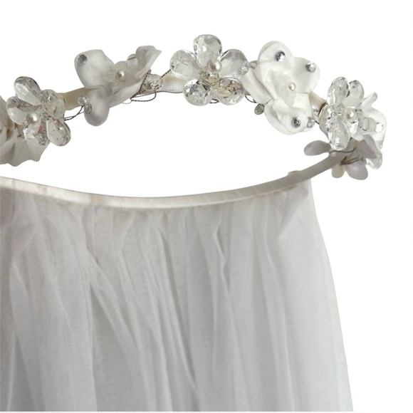 Claire’s White Communion Veil Flower Girl Headband with Pearls & Crystal Flowers - Picture 1 of 8